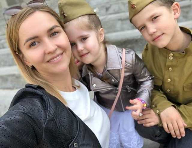 «Девочки, берегите пилотки!»: жена бывшего депутата поздравила россиян с Днем Победы