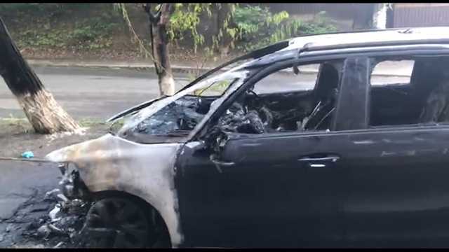 В Киеве дотла сожгли автомобиль главного редактора телеканала