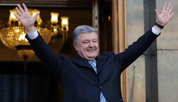 Порошенко отметил "заслуги" скандального бывшего соратника Януковича и застройщика