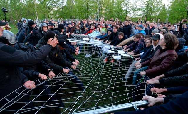 Тысячи жителей Екатеринбурга вышли на второй протест против Храма-на-Драме