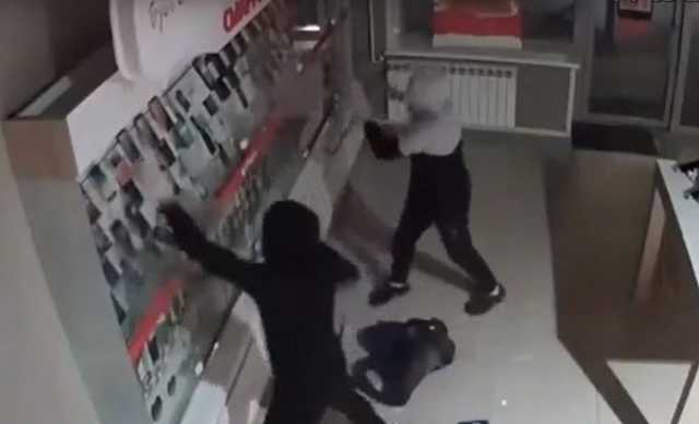 В Сеть выложили видео дерзкого ограбления салона МТС в Йошка-Оле