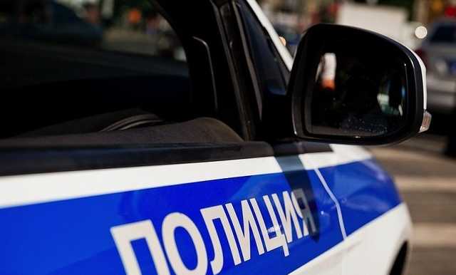 В Москве бармен кафе избил и ограбил мужчину в подъезде дома