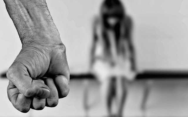 Отец изнасиловал 14-летнюю дочь в Петербурге