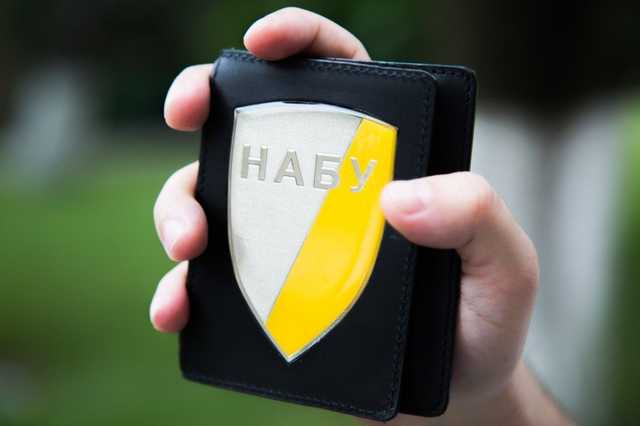 Нашли бумаги, мячи и водку. НАБУ провело обыски в Украинской ассоциации футбола