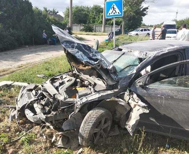 Иномарка влетела в остановку на Херсонщине, водителя-убийцу забросали камнями