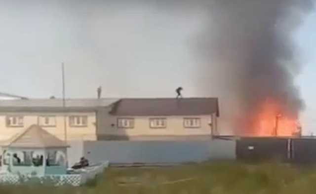 Появилось видео пожара в уральской колонии, откуда не выпускают заключенных