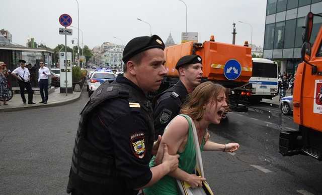 В Москве на акции задержали 400 человек