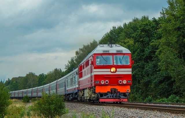 Камера сняла, как женщина с ребенком на руках прыгнула под поезд в Твери