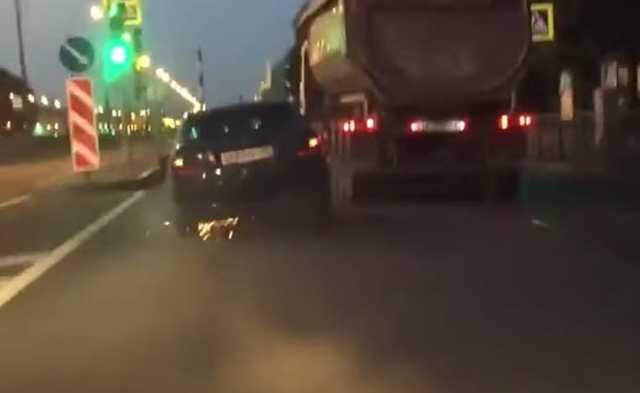 Преследование ГИБДД искрящегося трехколесного Mercedes попало на видео