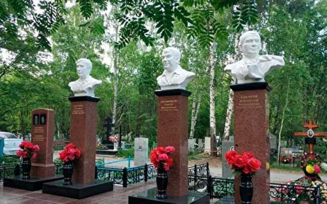 Памятники «уралмашевским» авторитетам вернули на кладбище в Екатеринбурге