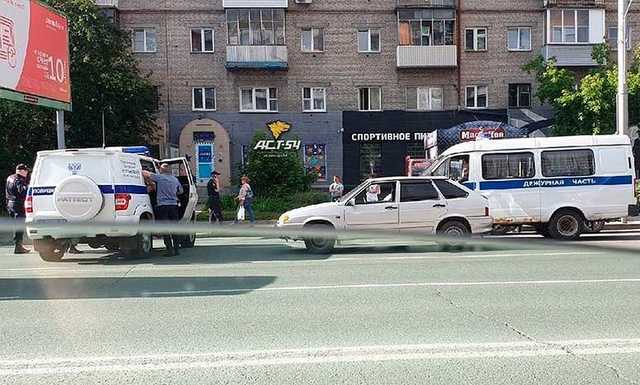 Разборки армян в центре Новосибирска: из автомобиля расстреляли стоящего на остановке ломбардщика