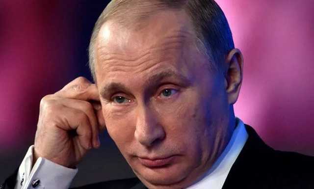 Упавшая перед Путиным на колени в Коми женщина умерла