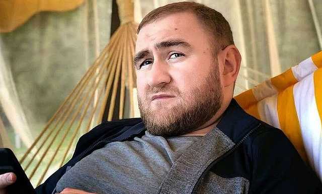«Плюнул в портрет». Свидетель по делу Арашукова пояснил мотив одного из убийств