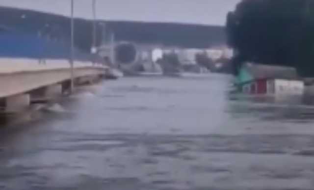 Смытые паводком дома разбило об мост в Иркутской области
