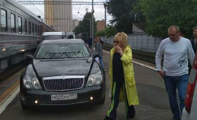 РЖД проверит сообщения о заехавшей на перрон машине Аллы Пугачевой