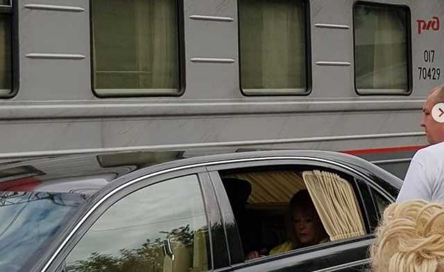 «Абсолютно никому не помешали»: представитель Пугачевой объяснил поездку по перрону