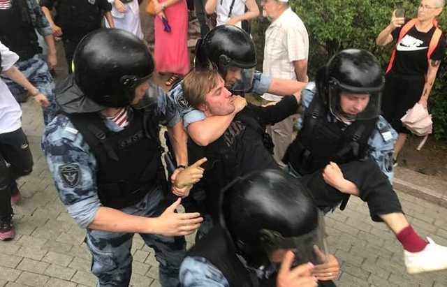 Прокуратура внесла представление полицейским из-за избиения подростка на акции в поддержку Голунова