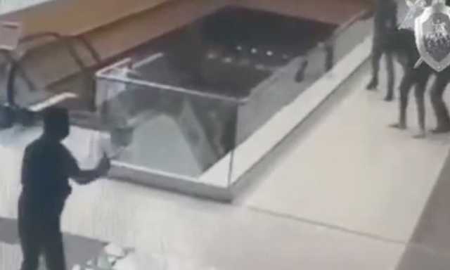 Опубликовано видео стрельбы в тюменском ТРЦ «Кристалл»