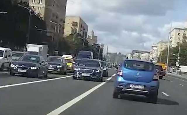 Кортеж Жириновского заметили на разделительной полосе Кутузовского проспекта в Москве