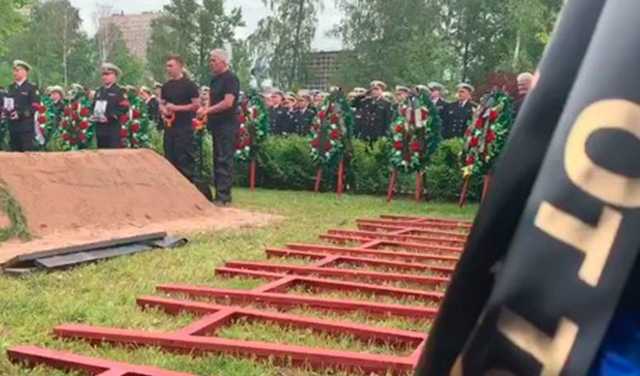 Погибших подводников похоронили в Петербурге рядом с экипажем «Курска»