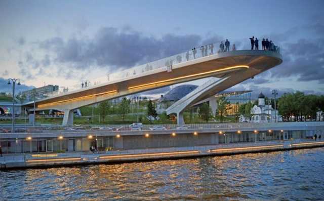 В парке «Зарядье» мужчина спрыгнул с Парящего моста