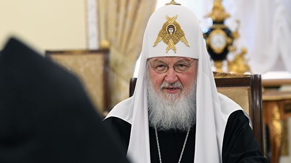 На яхте патриарха Кирилла резвятся девушки в купальниках