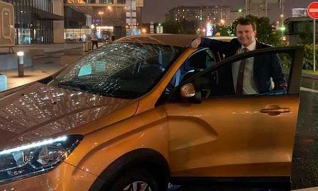 Министр Орешкин «налетел» на яму, тестируя на российских дорогах новую Lada