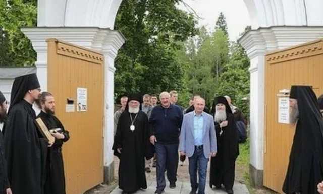 Названа стоимость кроссовок, в которых Путин приезжал на Валаам