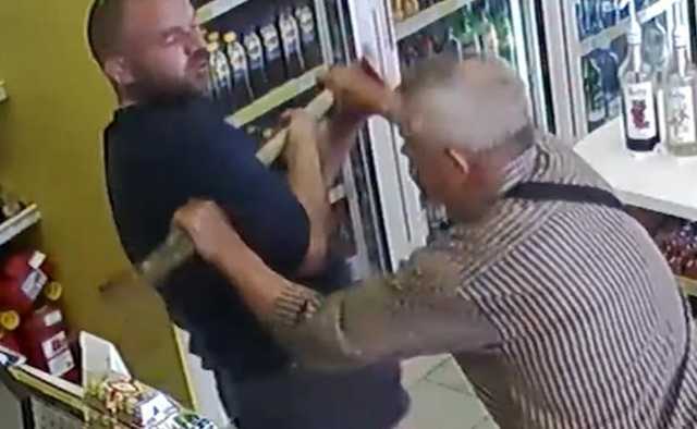 Водитель с лопатой спас девушку от насильника на АЗС под Омском