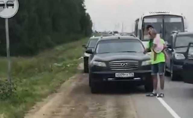 Под Екатеринбургом водитель Infiniti несколько раз пытался задавить мужчину с ребенком на руках