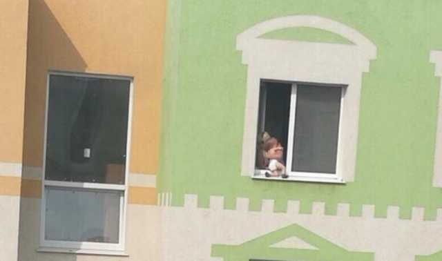 В Самаре женщина наказала малыша, посадив в открытое окно