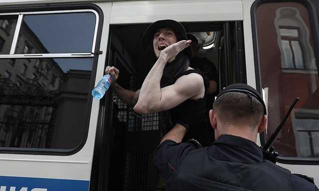 В Москве девушке с плакатом против насилия полицейский пригрозил сломать руку