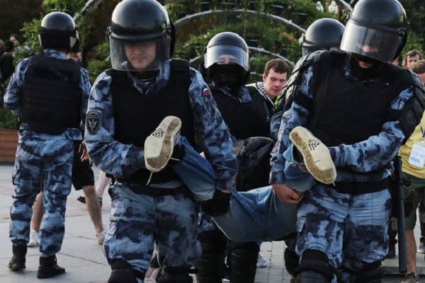 Полицейским, которые разгоняли акцию 27 июля в выходной день, отказались выплачивать сверхурочные