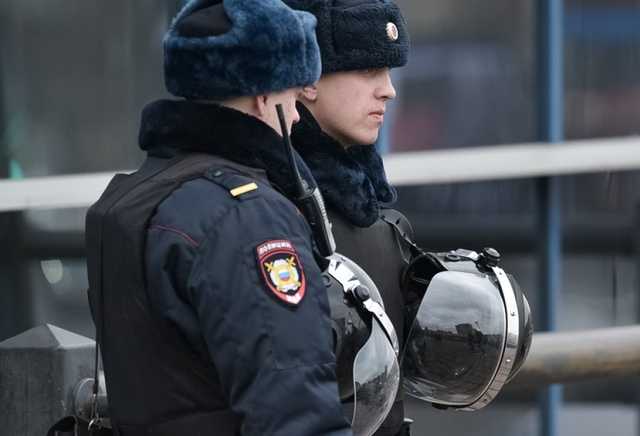 Опубликовано видео убийства в Сургуте. «Нашпигованный пулями» мужчина продолжал бить ножом полицейского