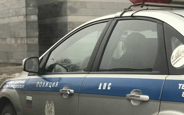 В Санкт-Петербурге мужчина угнал полицейский автомобиль, чтобы догнать эвакуатор