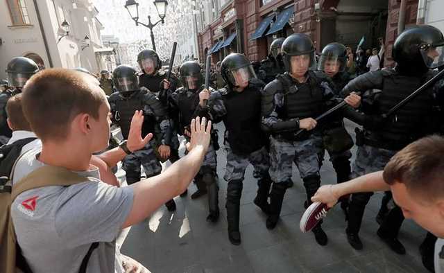 Боец Росгвардии попал под проверку после избиения подростка на митинге в Москве