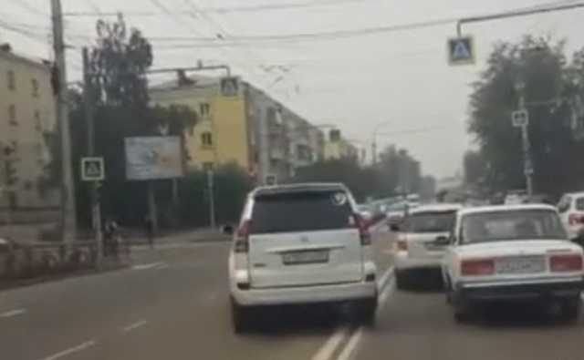Полицейские выявили злостное нарушение ПДД по ролику в соцсетях. Автохаму грозит лишение прав