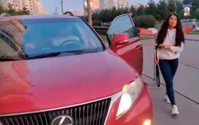 «Шуруй отсюда». В Петербурге девушка битой «пробивала» для своего Lexus путь по тротуару