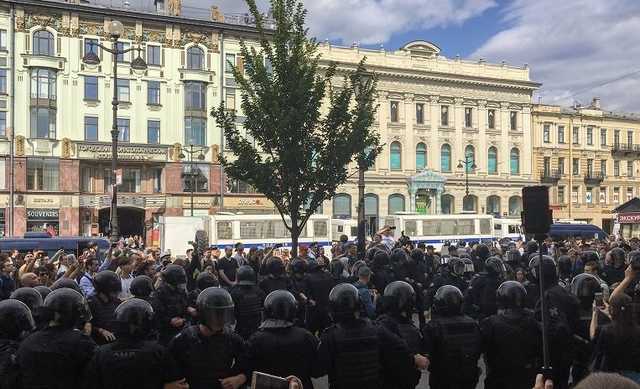 На акции протеста в Петербурге распылили газ