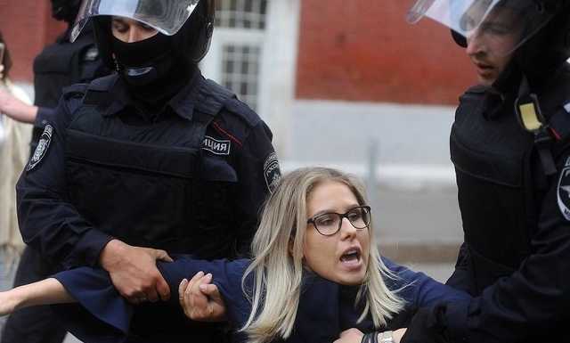 «К стене встаньте, пожалуйста». Любовь Соболь задержали перед согласованным митингом в Москве