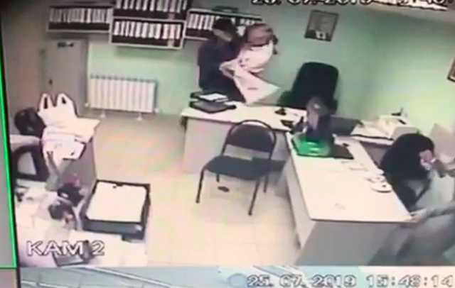 Житель Ставрополя пытался зарезать экс-коллегу прямо на рабочем месте