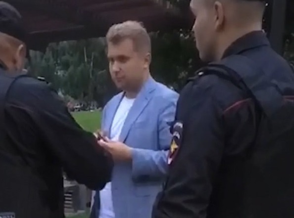 Школьники с криками «АУЕ» напали на депутата Госдумы. Видео с места происшествия