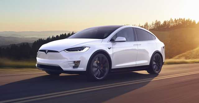 В Москве жуткая авария Tesla со взрывом попала на видео