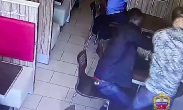 В Москве двое африканцев устроили драку и ограбление в кафе