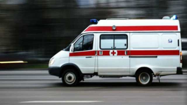 Фельдшер пнул ногой упавшую на улице пожилую женщину
