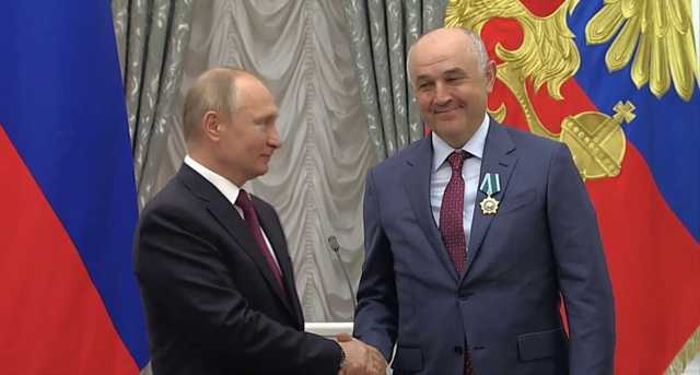 Узденов держит все не там