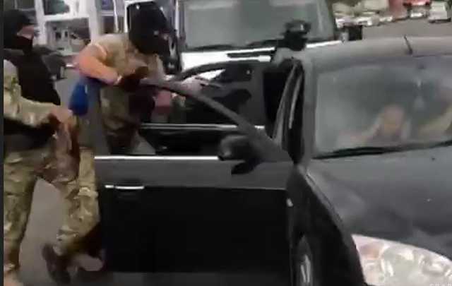 Взвывшие при 30-секундном задержании кавказцы оказались торговцами оружия