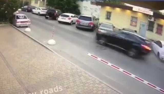 В Ростове-на-Дону уходивший от погони водитель Lexus протаранил припаркованные автомобили