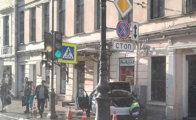В Петербурге «Мерседес» полиции врезался в стену дома на Невском проспекте