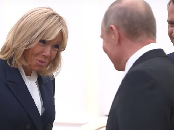 Путин похвалил Бриджит Макрон за «шикарный цвет лица»